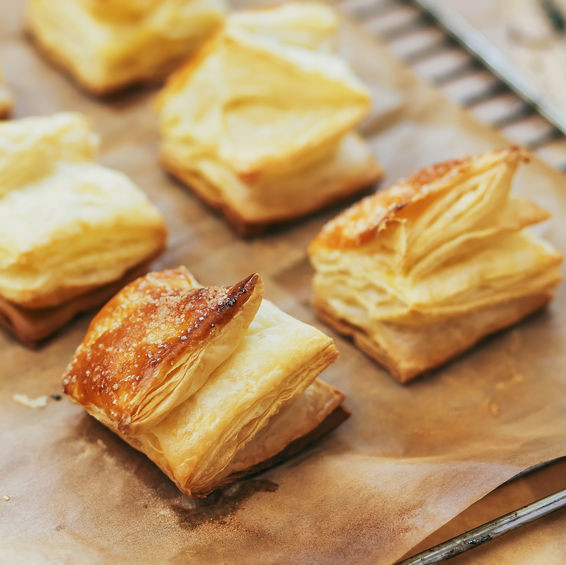 Puff pastry rolls A puff pastry is a very delicate and rich pastry that consists of many thin alternating layers of dough and fat.